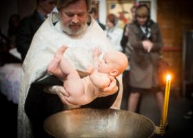 Всё, что вы хотели знать о таинстве крещения: как и когда крестят новорожденного ребёнка, что нужно для обряда, кого взять крёстными Имя и крестные
